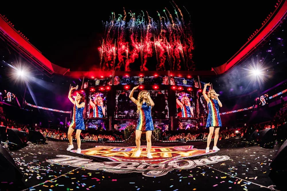 Uitverkocht stadion tijdens Qmusic Foute Party 2026