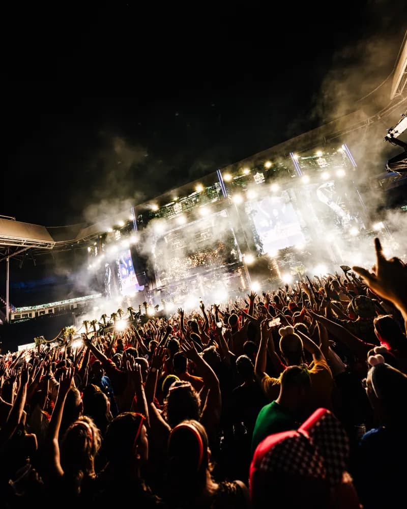 Artiest op het podium met vuurwerk tijdens Qmusic Foute Party 2026