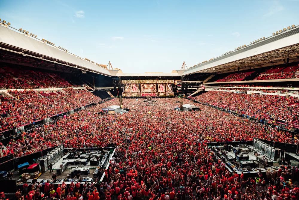 Rook en lichten op het podium van Qmusic Foute Party 2026