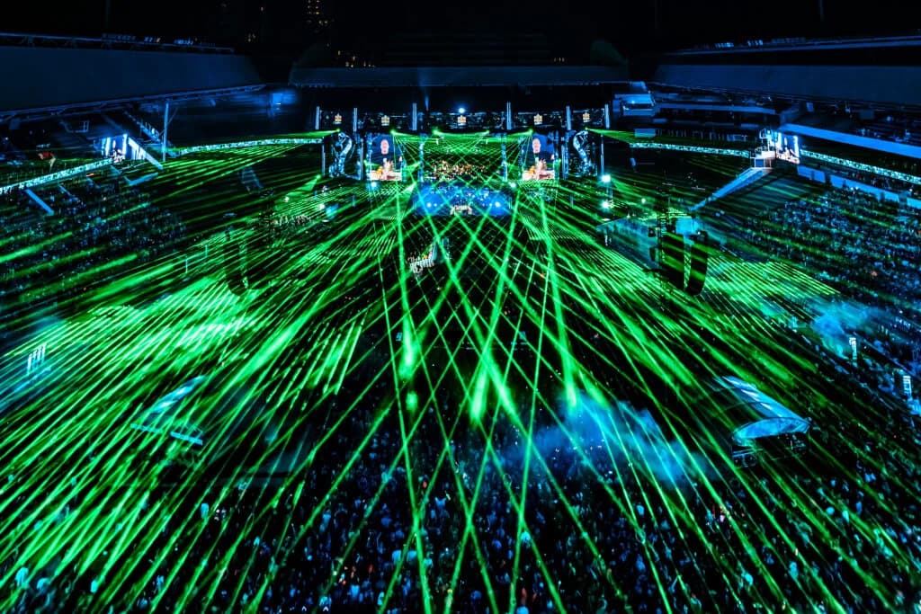 Groene lasershow boven het publiek in het stadion