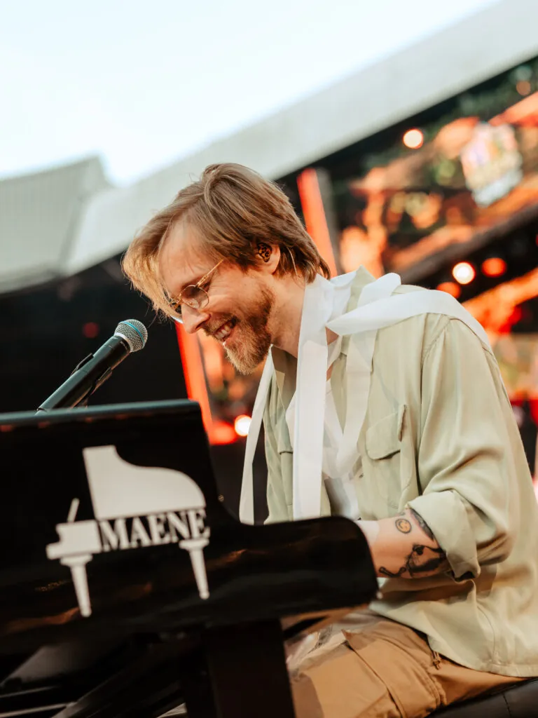Pianist achter een vleugel op het podium van Qmusic Foute Party 2026