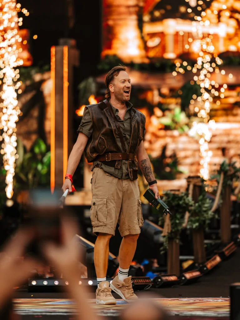 Zanger op het podium met vuurfonteinen op de achtergrond