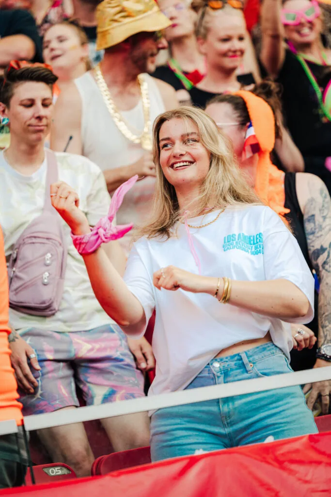 Dansende bezoekers in kleurrijke outfits
