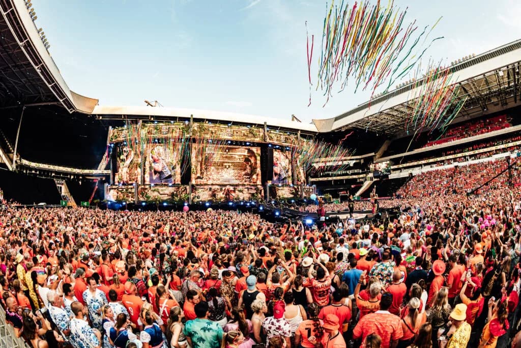 Vol stadion bij daglicht tijdens Qmusic Foute Party 2026