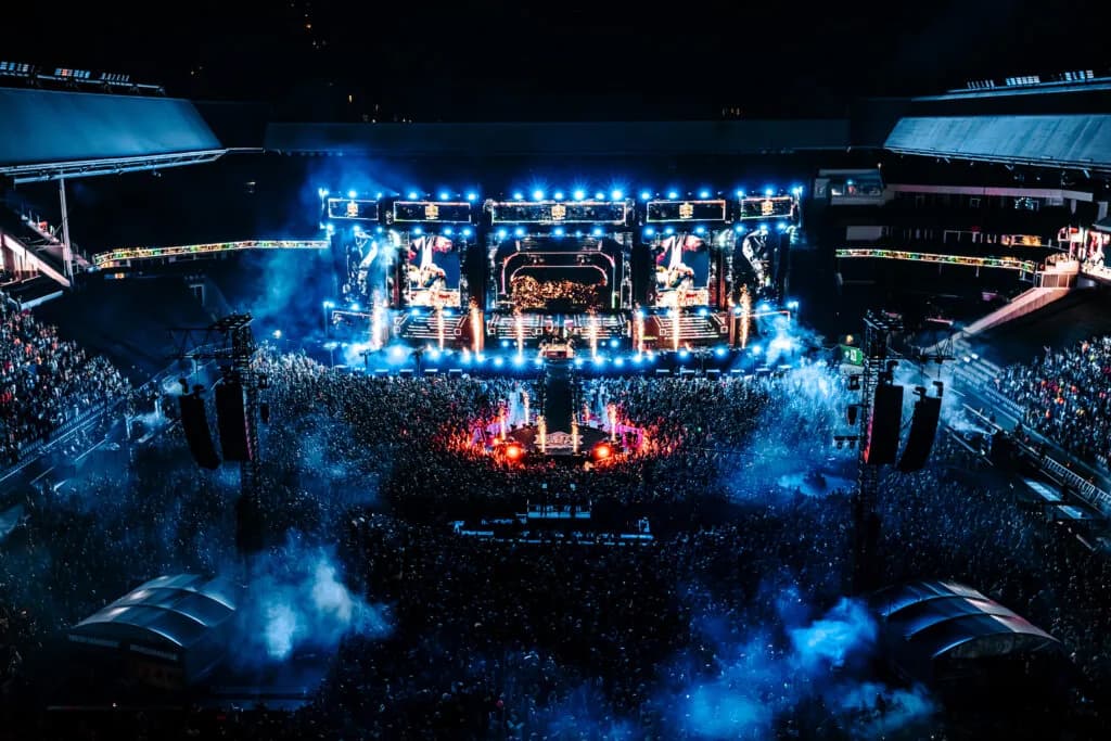 Podium met blauwe lichtshow in het donkere stadion
